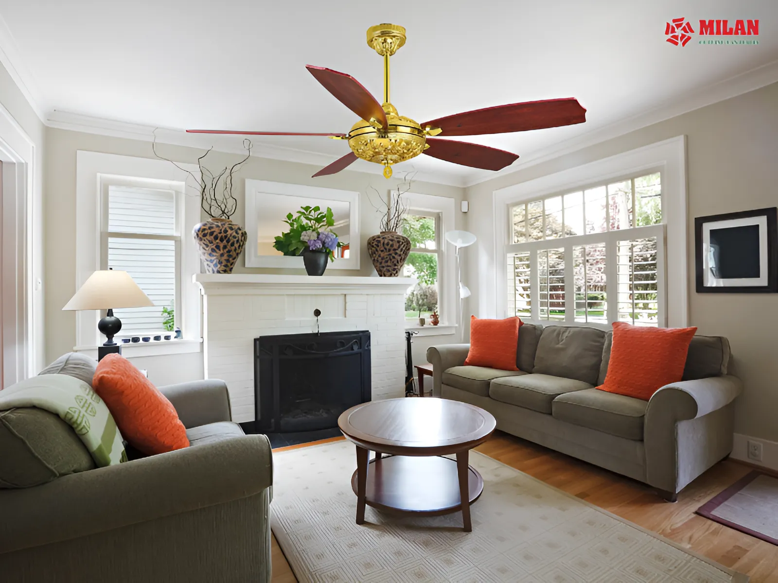 Quạt trần FY966 có đèn trong phòng khách.